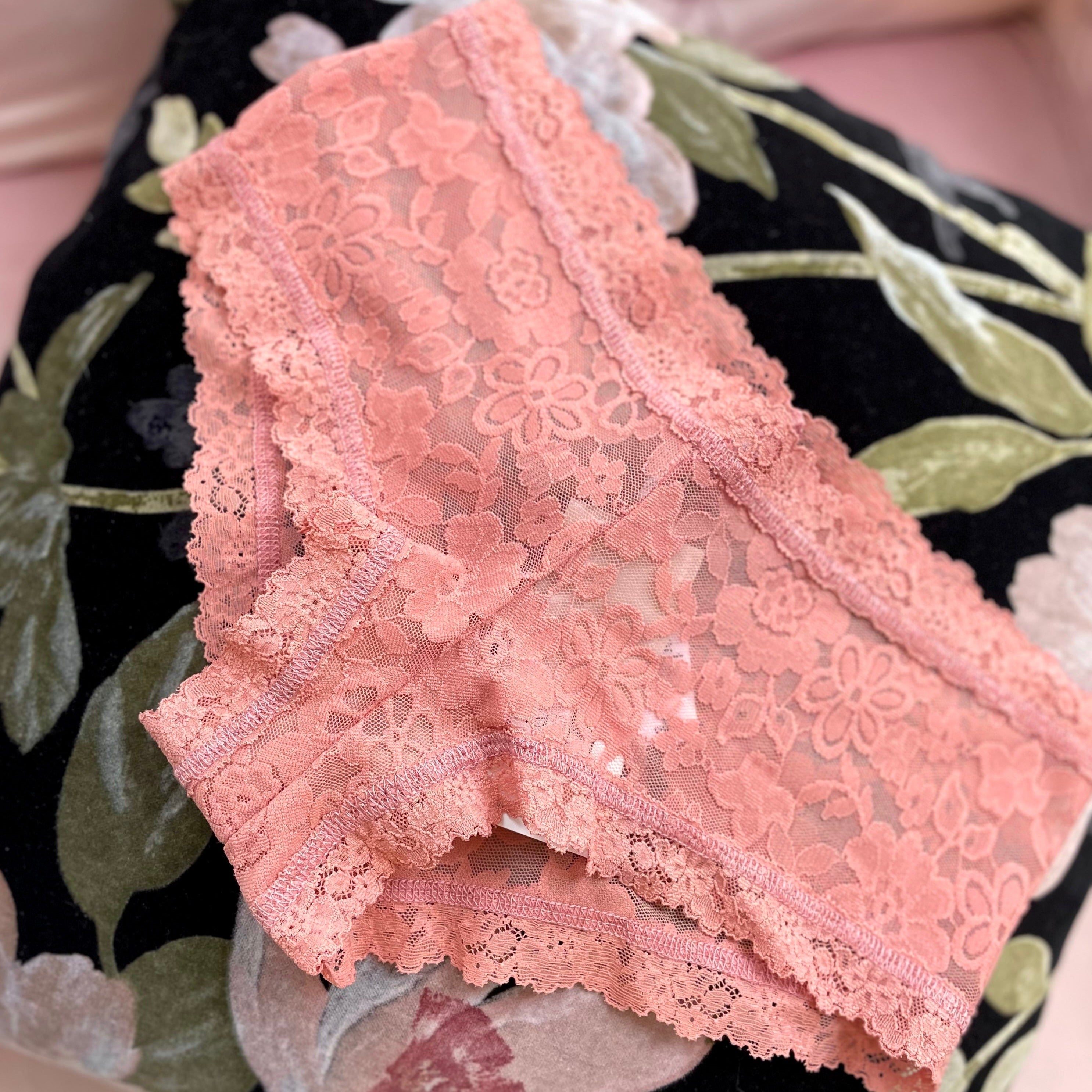 This mid-rise panty is an everyday outfit primer. It covers your bottom in gentle flowers, giving a sumptuous skin feel. The fit diminishes any lines under clothing, providing a smooth appearance.