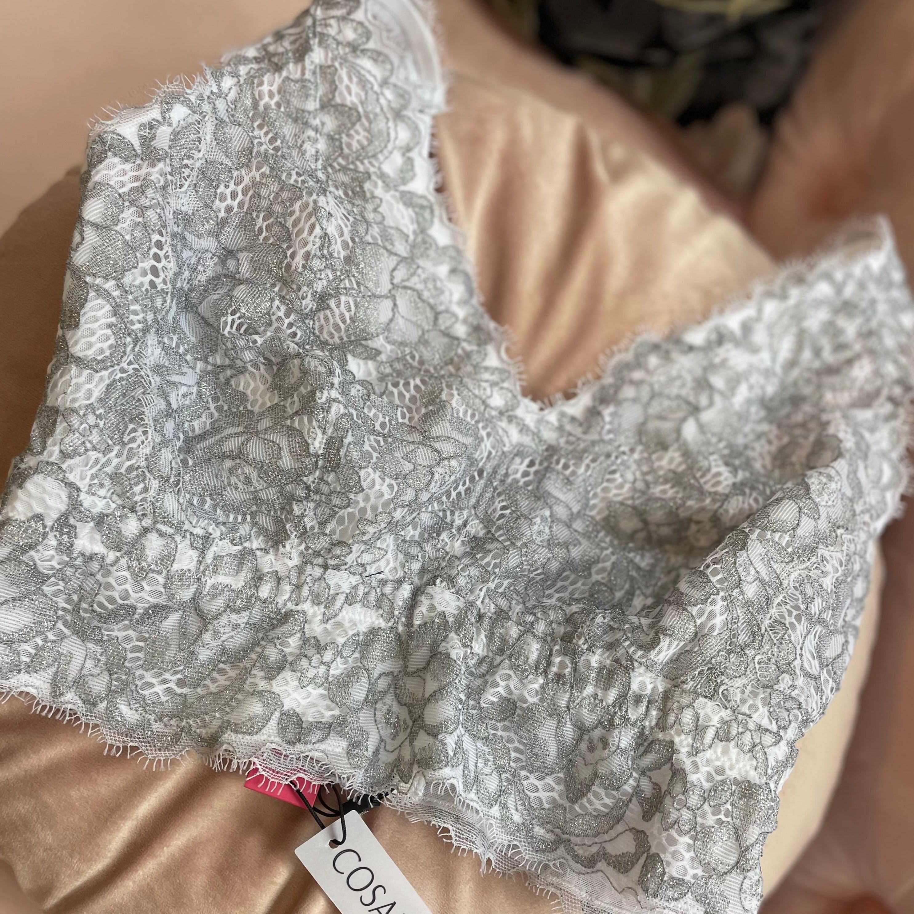 Pret-a-Porter multi-dimensional floral lace stuns in multiple color combinations. The Pret-a-Porter Curvy Longline Bralette is date night worthy, specially designed and sized for those with full busts with smaller bands.
