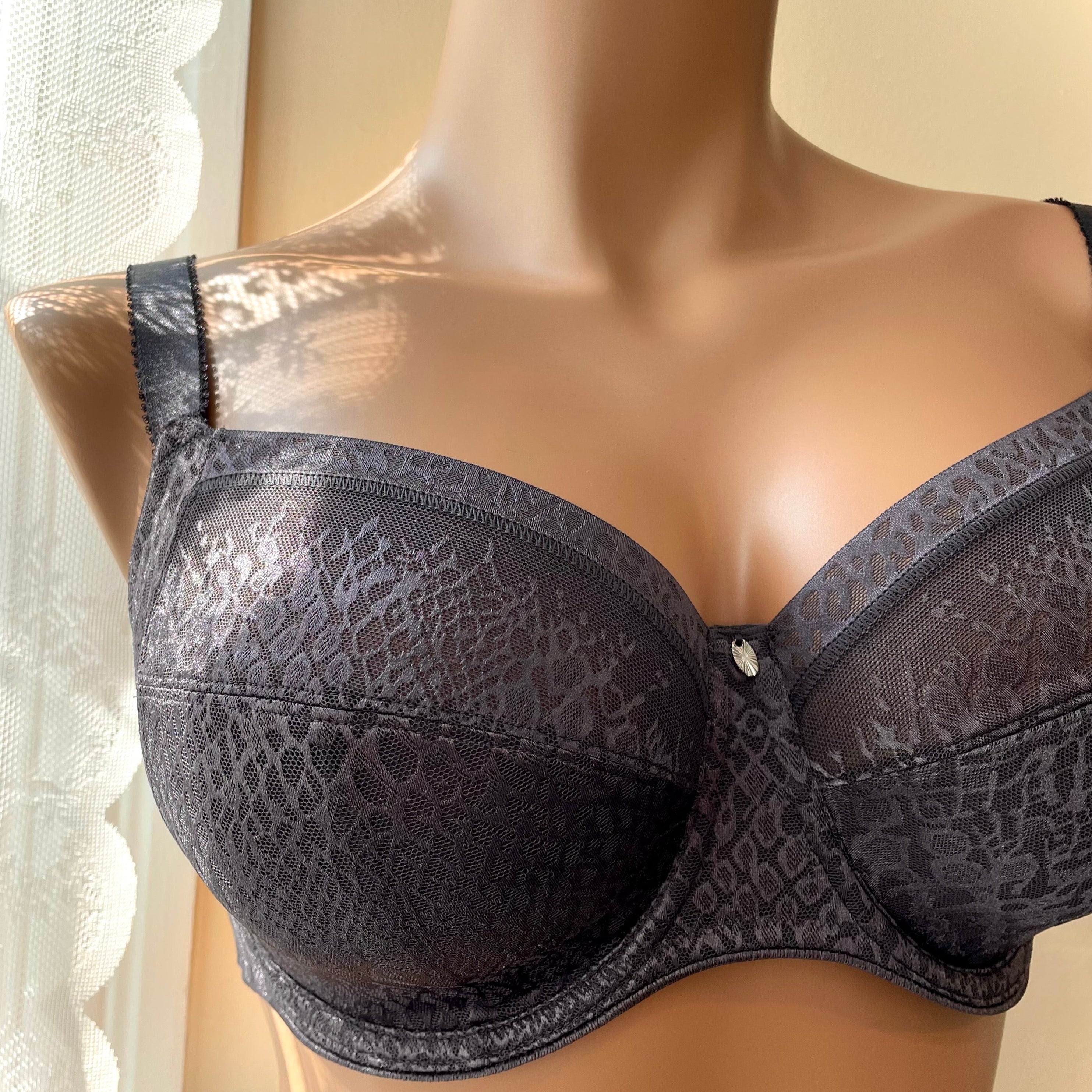 Featuring a subtle shimmer across an on-trend snake effect design, the Full Cup Side Support Bra offers a fuller coverage and three piece cups to provide uplift and support, perfect for every day.