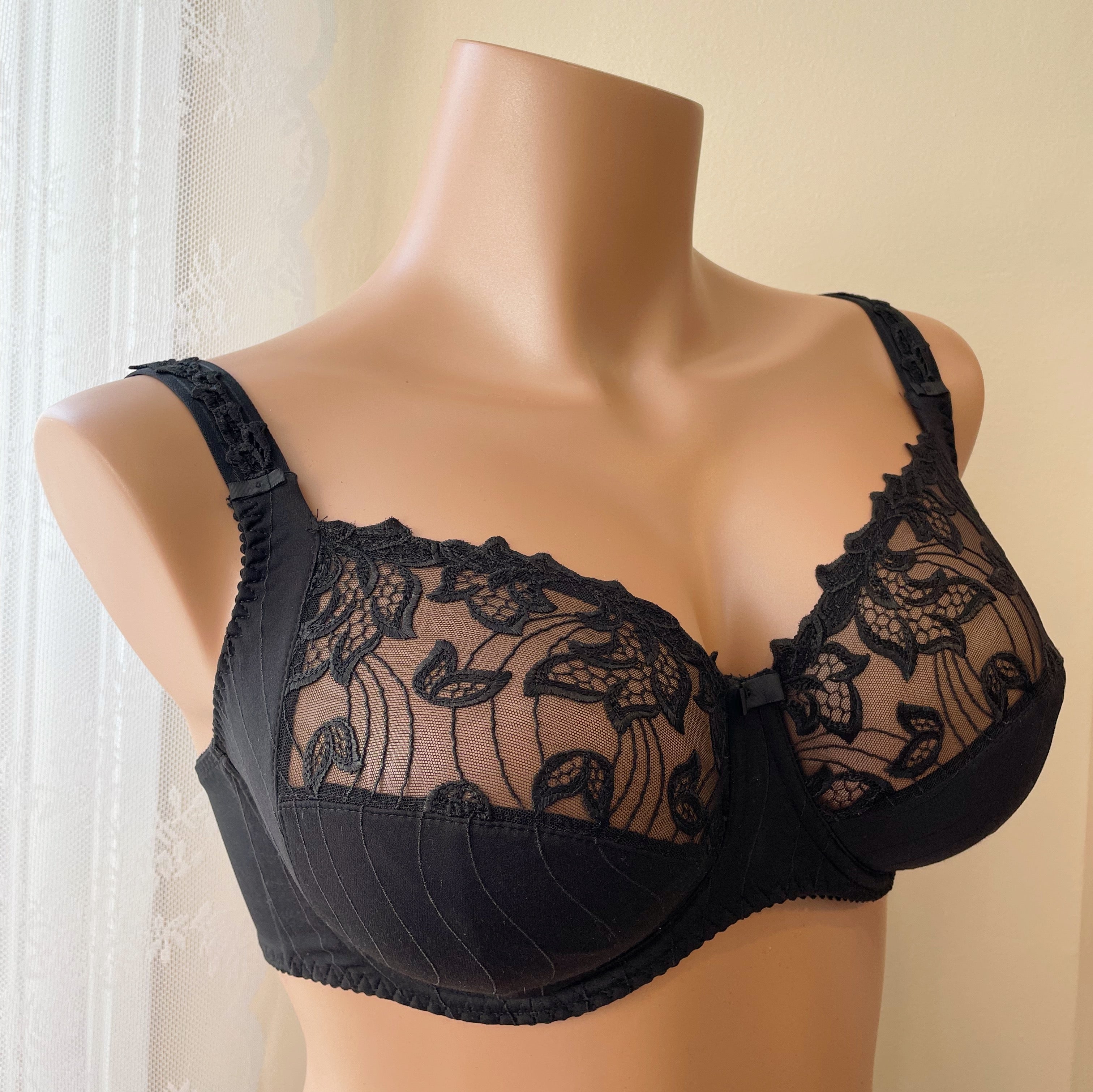 Three-piece bra with a legendary fit and an elegant, airy look. With subtly shimmery embroidery on the cups and straps. The sturdy cups and side panels lift and center the breasts. The raised side panels also offer more coverage and support. The cups are deeper than other PrimaDonna bras, providing even better lift for larger breasts. This bra creates a smooth, round silhouette for larger breasts up to a K cup.